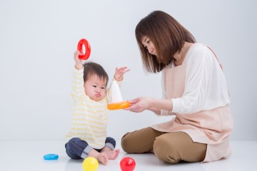 女性保育士と子供