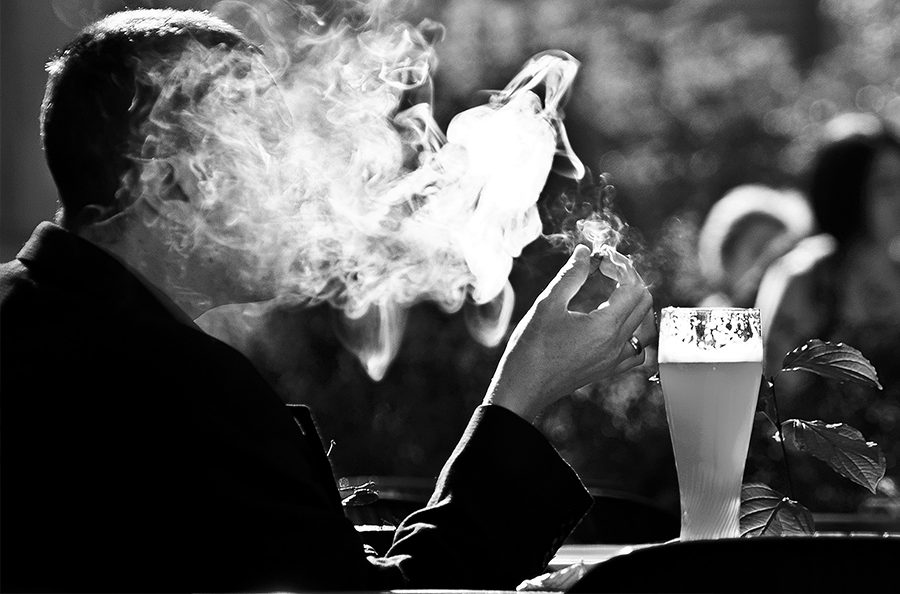 バーで煙草を吸う男性